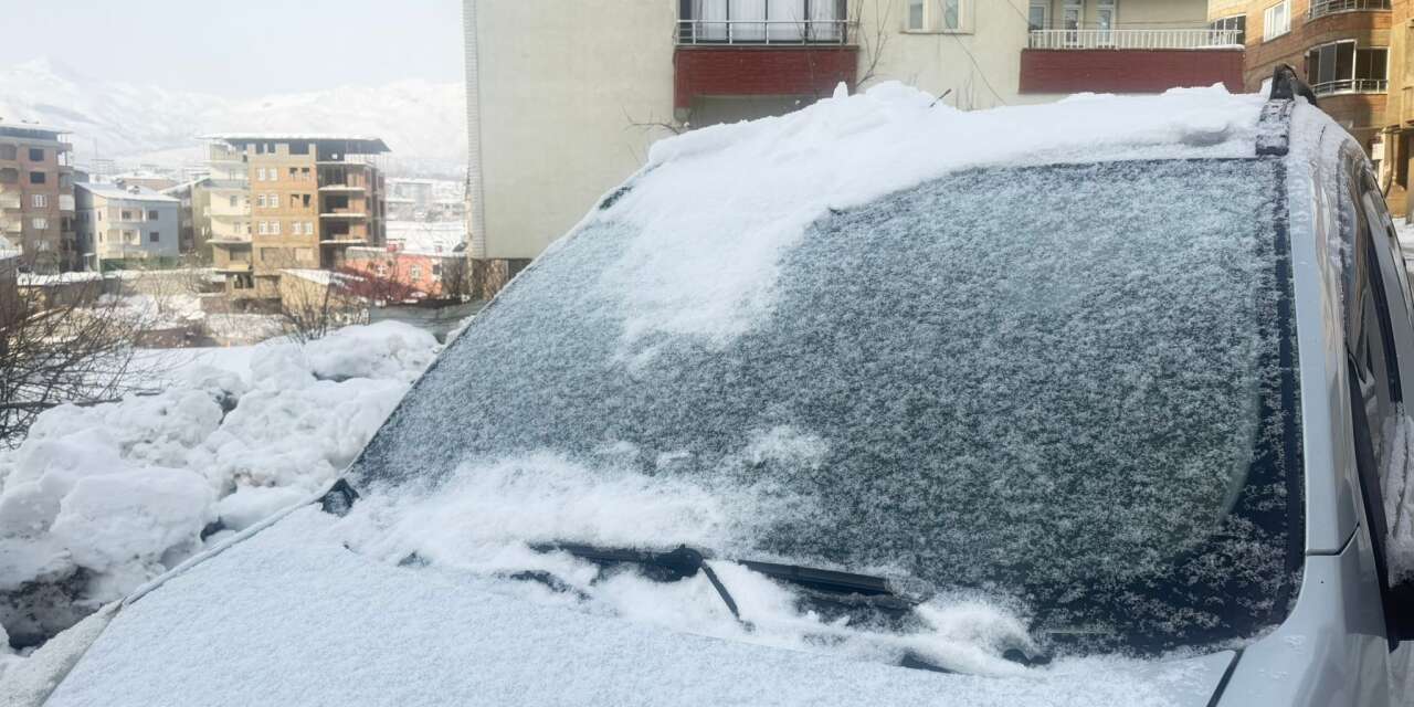 Hakkari’de dondurucu soğuk: Araç camları ve kayalar buz tuttu