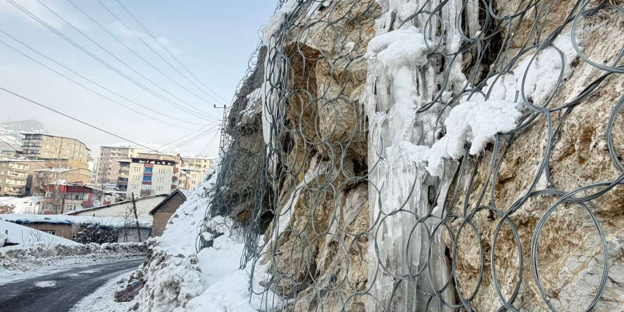 Hakkari'de Mir Kalesini buz tuttu