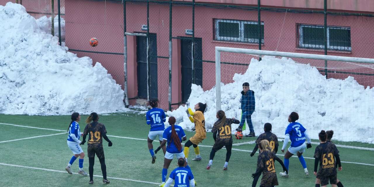 Vali Çelik, Tribünden takip etti, Hakkari Gücü 5-0 kazandı