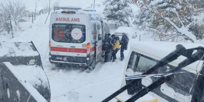 Yolda kalan ambulansın imdadına belediye ekipleri yetişti