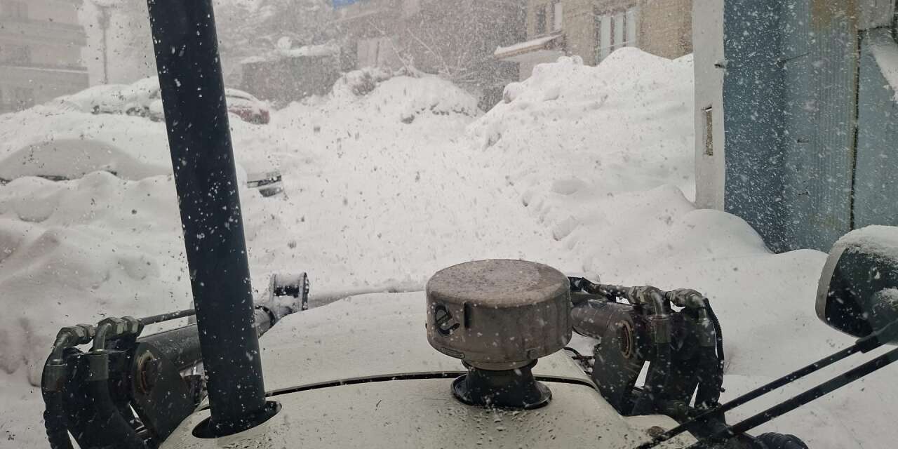 Kar esareti sürüyor: Belediye ekipleri seferber oldu