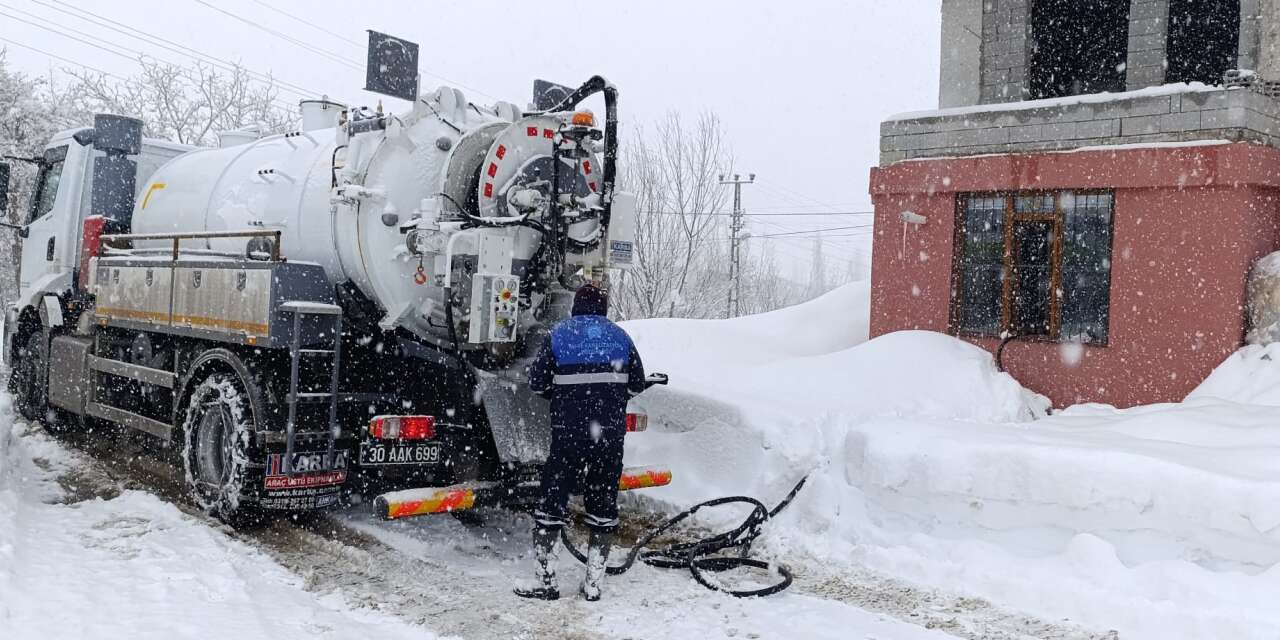Kanalizasyon ekibi kar yağışı altında arızaları giderdi