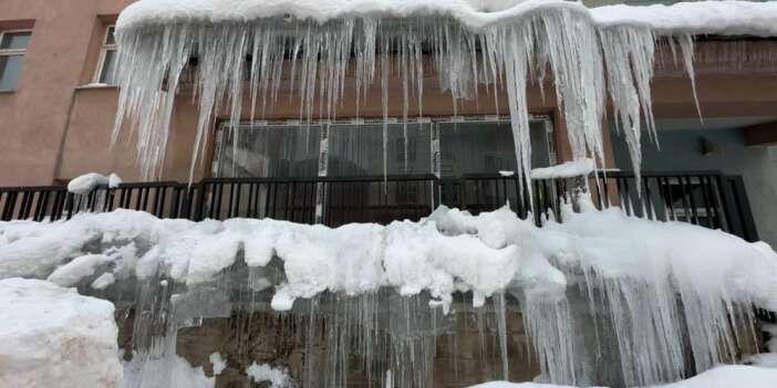Yüksekova'da dondurucu soğuklar: Buz sarkıntıları 2 metreyi aştı
