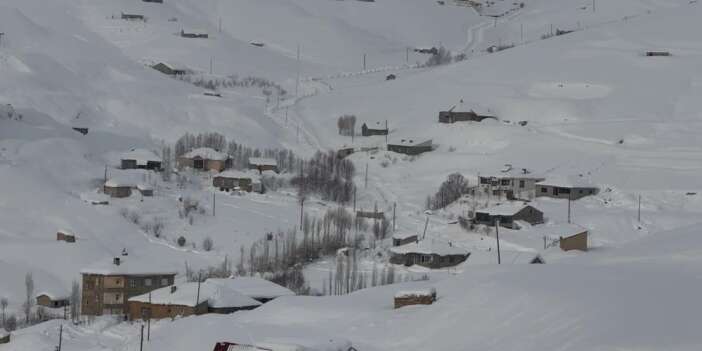 Hakkari’de 229 yerleşim yerinin yolu kapandı