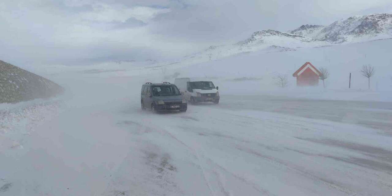 Kurubaş Geçidi'nde kar yağışı ve sis etkili oluyor