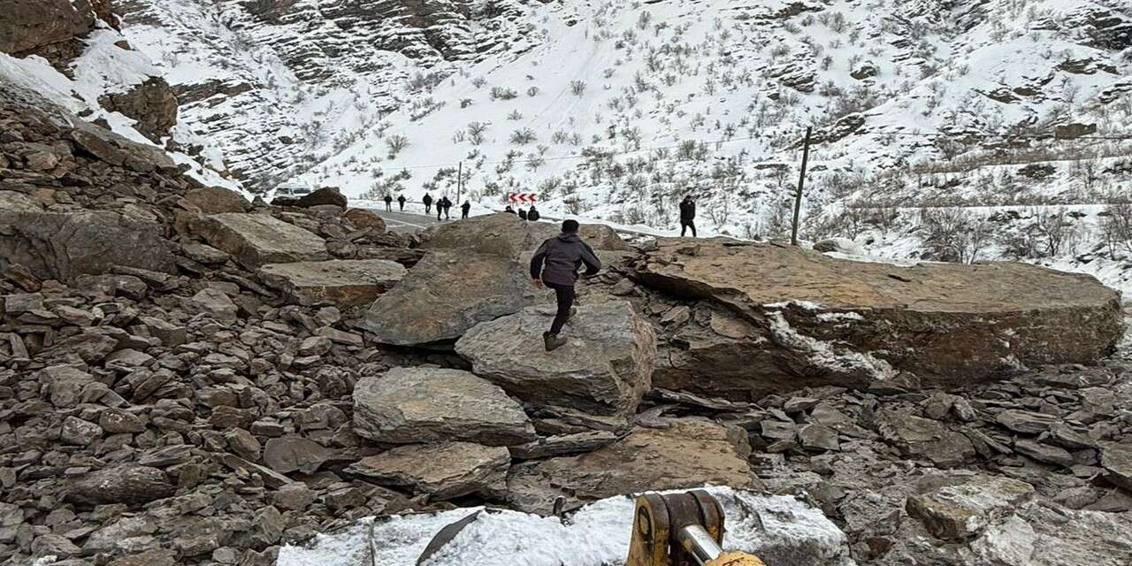 Kayaların düştüğü Hakkari–Çukurca Karayolu yeniden ulaşıma açıldı