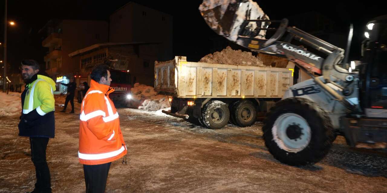 Derecik Belediyesi’nden gece gündüz kar mesaisi
