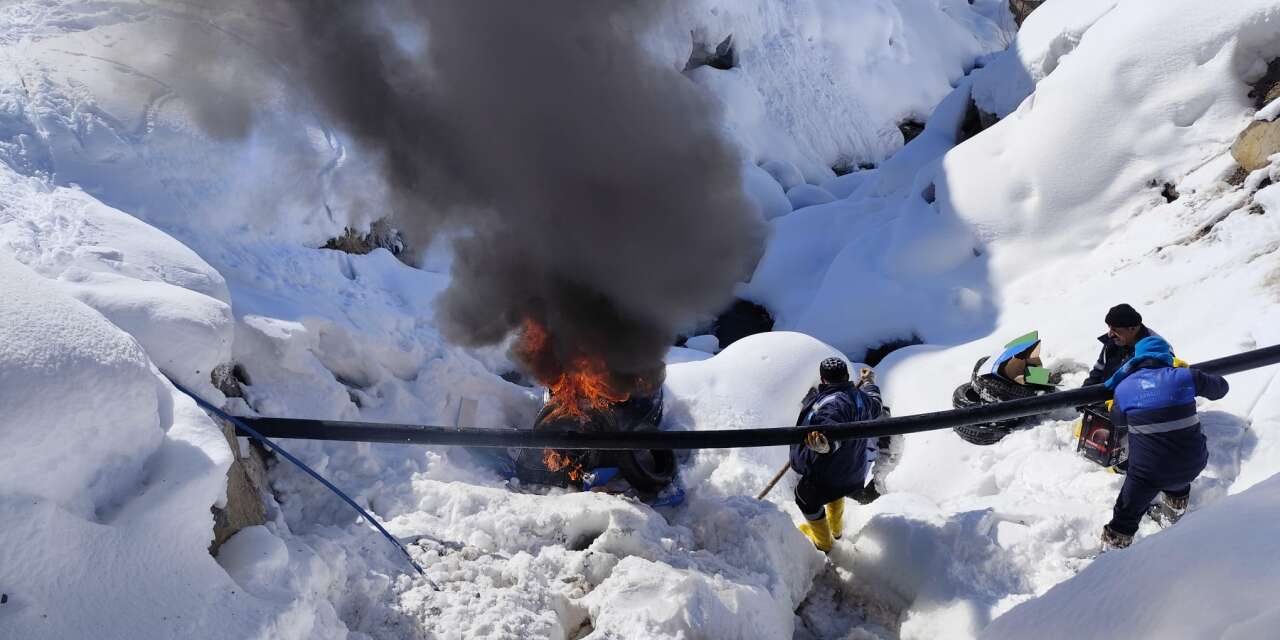 Hakkari'de eksi 9 derecede su mesaisi