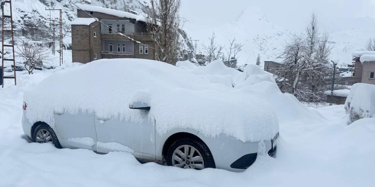 Hakkari'de kapalı 16 yerleşim yolunda çalışmalar sürüyor