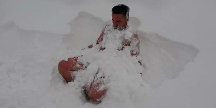 Van'da eksi 8 derecede kar banyosu yaptı