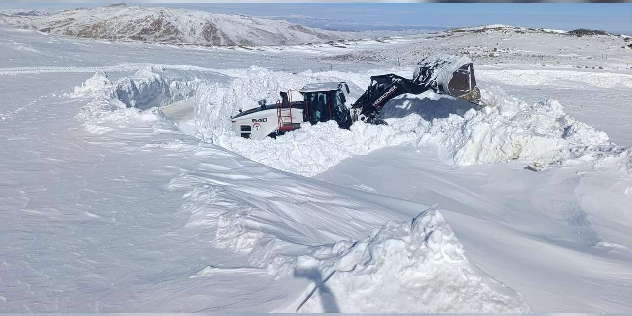 Hakkari’de 4 metrelik karla mücadele