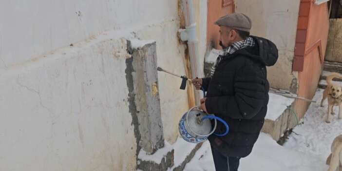 Donan su şebekeleri pürmüzle ısıtılmaya çalışıldı