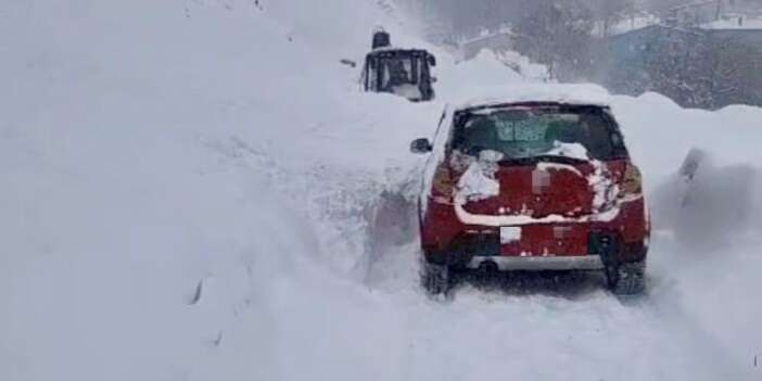 Çığ düştü: Sürücü son anda kurtuldu