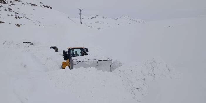 Kar kalınlığı iş makinelerinin boyunu aştı, çalışmalar durmadı