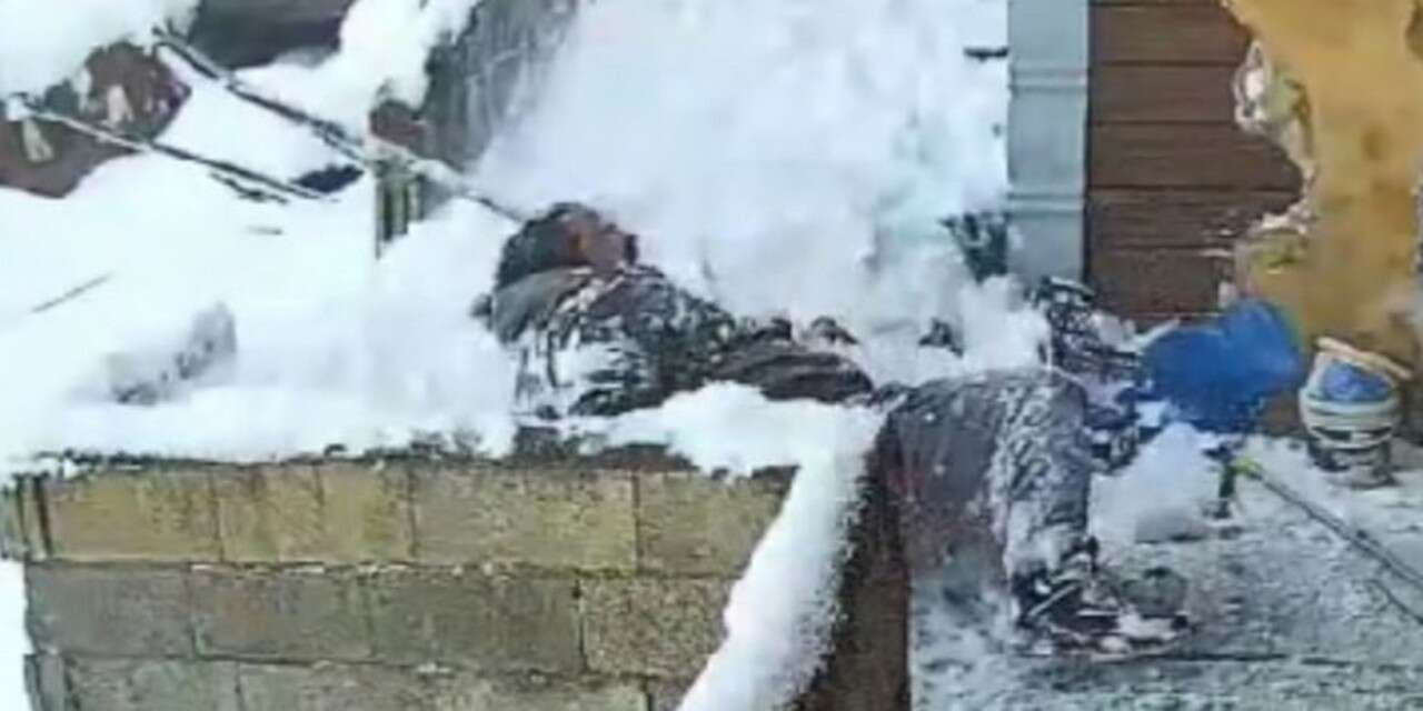Hakkari’de üzerine çatı karı düşen Aksu yaralandı