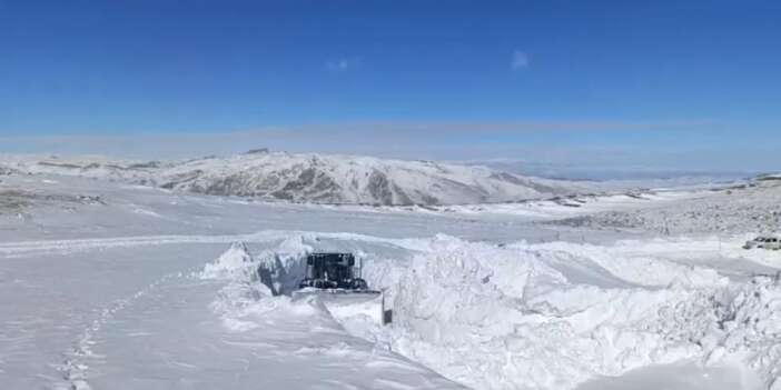 İş makineleri boyunu aşan kar tünelleri oluştu