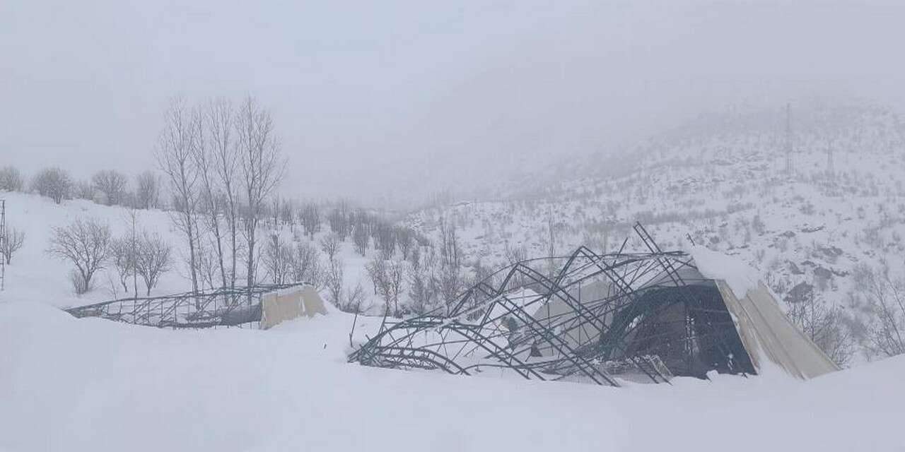 Yoğun kar yağışına dayanamayan halı saha çöktü