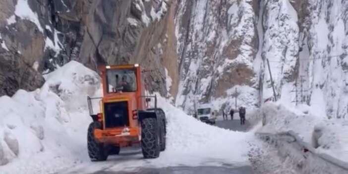Hakkari-Yüksekova karayoluna inen çığ temizlendi