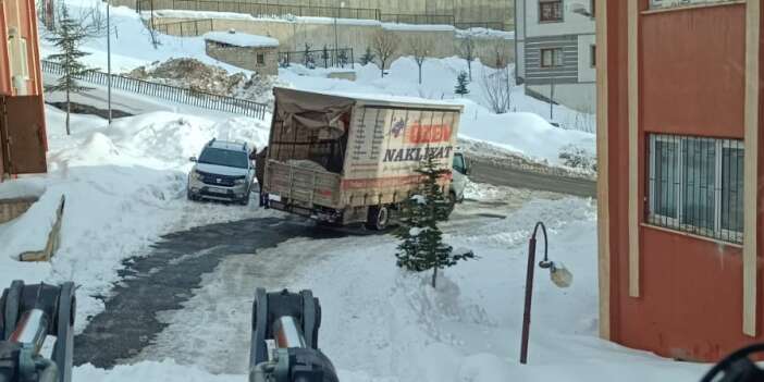 Belediye ekipleri kara saplanan kamyonu kurtardı