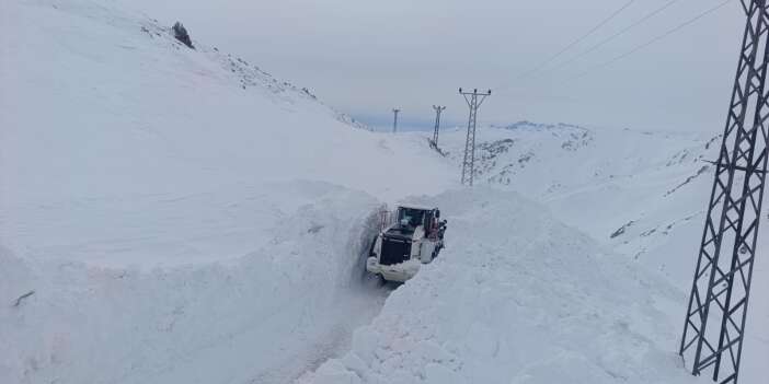 Yüksekova’da mezra yoluna düşen çığ temizlendi