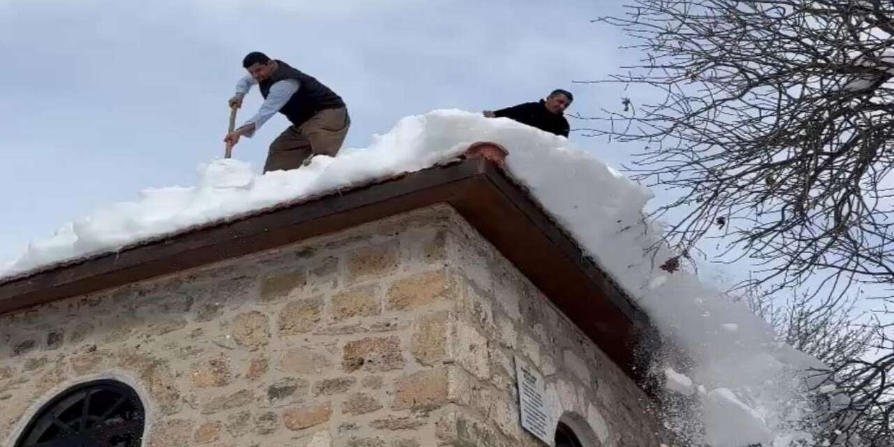 Şemdinli Bağlar'da tarihi cami çatısı kardan temizlendi