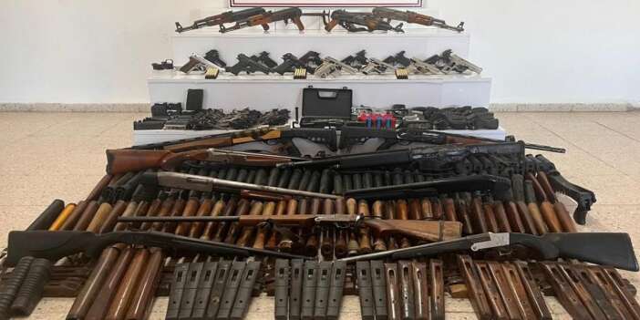 Çok sayıda silah ve mühimmat ele geçirildi