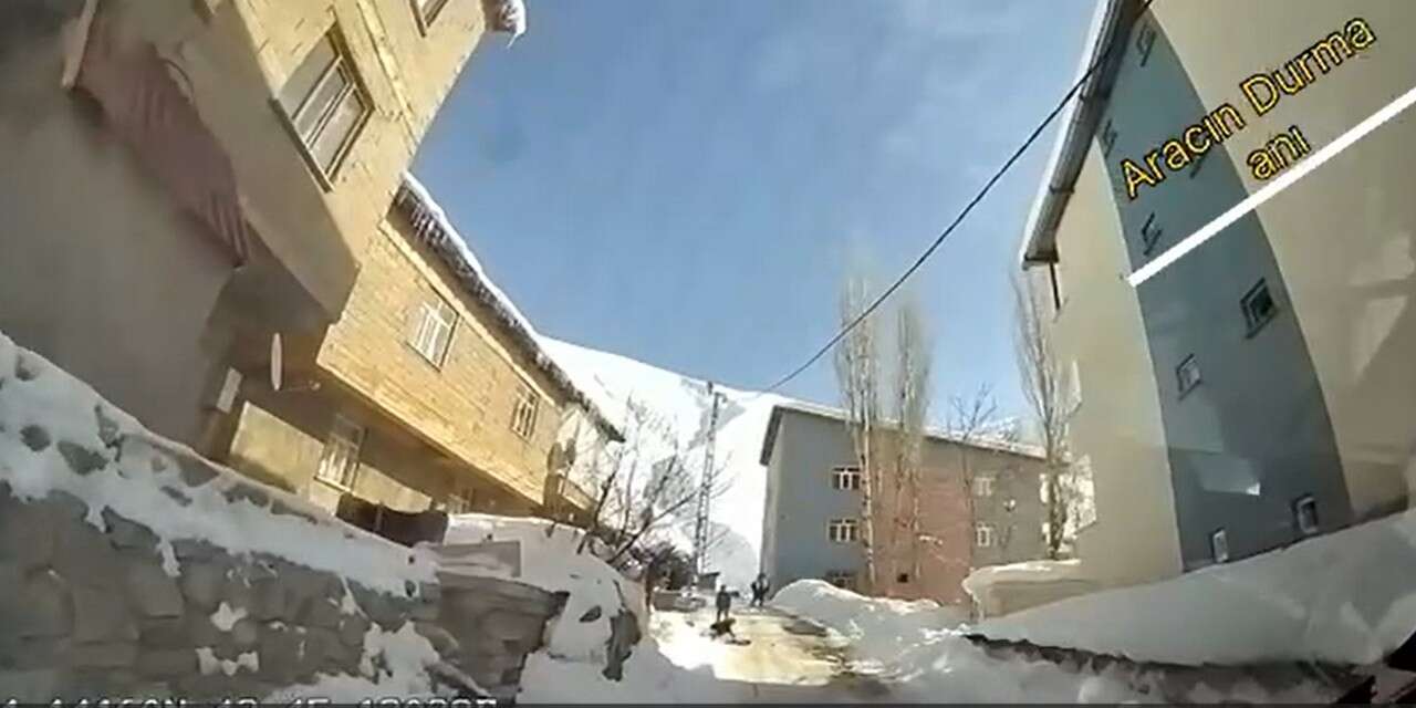 Kızakla kayarken otobüsün altına giren çocuk hayatını kaybetti