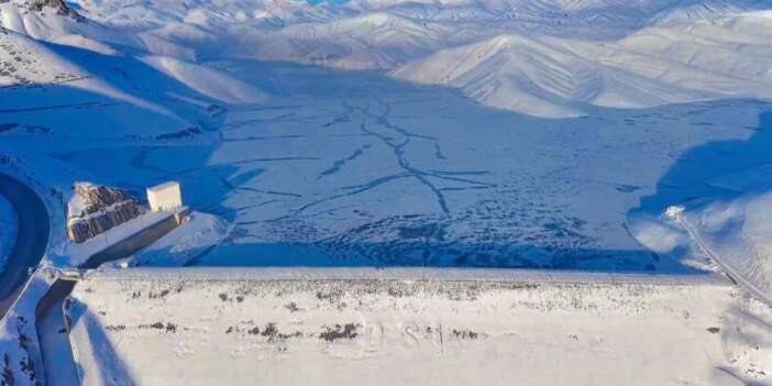 Dilimli Barajı buzla kaplandı