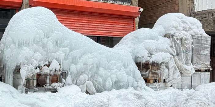 Hakkari'de inşaat malzemeleri buzla kaplandı