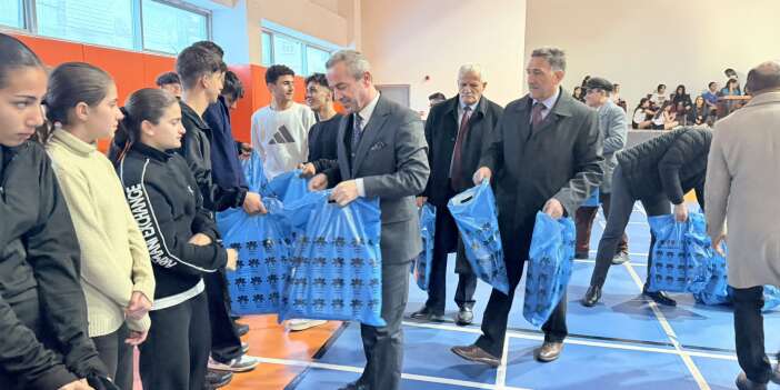 Başkan Kaya’dan Hakkarili sporculara forma ve ayakkabı desteği
