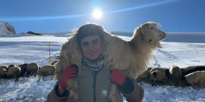 Çetin kış şartlarında çiftçilerin zorlu mesaisi sürüyor