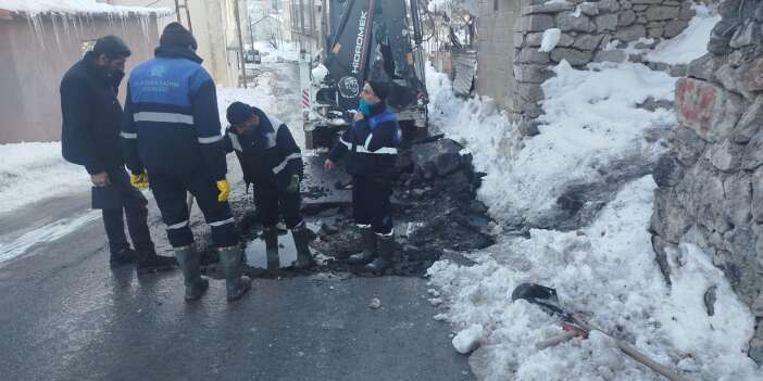 Dondurucu soğukta 6 su arızası giderildi