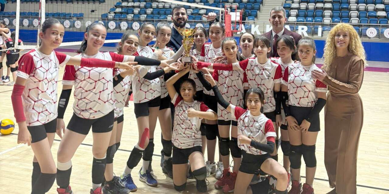 Hakkâri Yeşilay Spor Midi Kızlar Voleybol Takımı il şampiyonu oldu