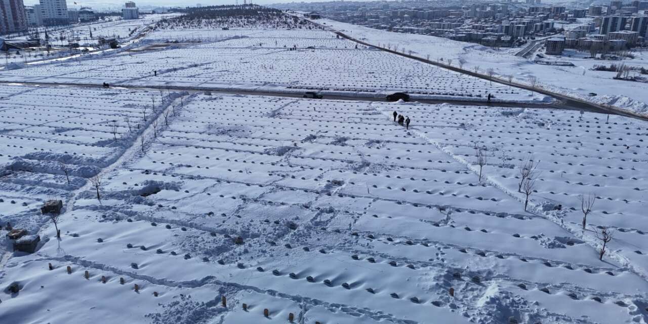 Mezarda yakınlarının kabirlerini bulmakta zorlandılar