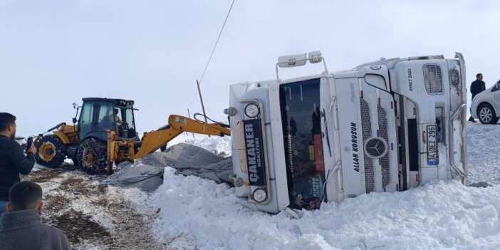 Kontrolden çıkan tır devrildi