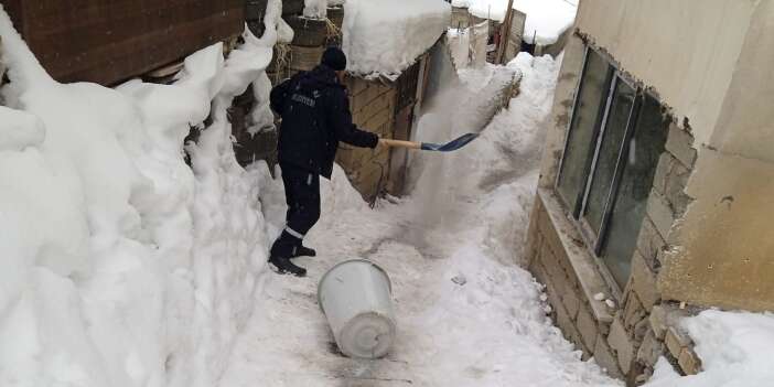 Hakkari'de patika yollar bile tuzlanıyor