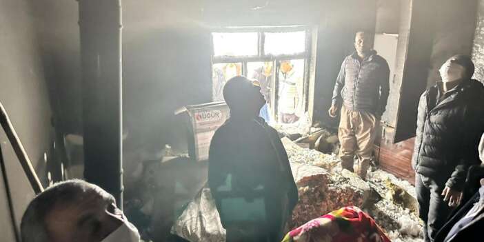 Derecik'te ev yangını korkuttu