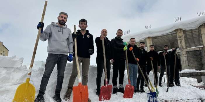 20 kişilik ekibin çatıda kar temizleme mesaisi