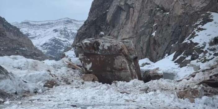Dağdan kopan dev kaya yola düştü
