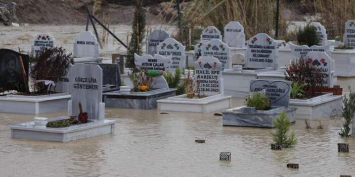 Mezarlar sular altında kaldı