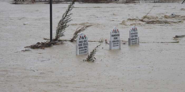 Mezarlar sular altında kaldı
