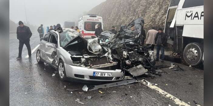 Tır ile otomobil sürücüsü öldü, 11 kişi yaralandı