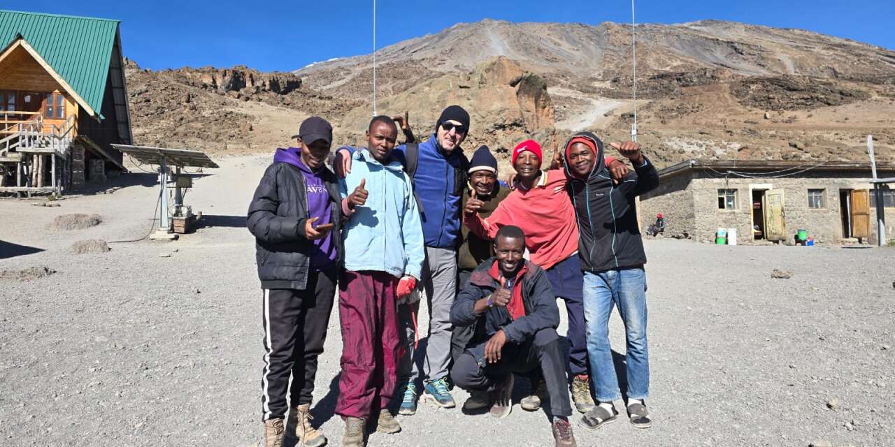 Hakkarili eğitimci Erol Hanlıgil, Kilimanjaro’ya tırmandı