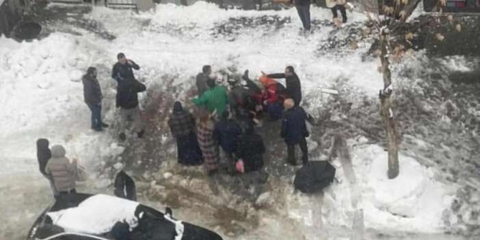 Çatıdan düşen kar kütlesi can aldı