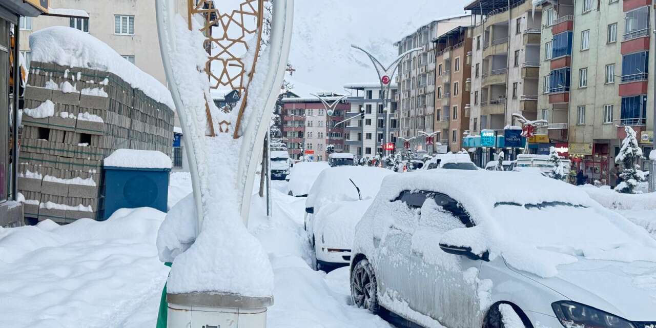 Hakkari’de karla karışık yağmur çığ riskini artırdı