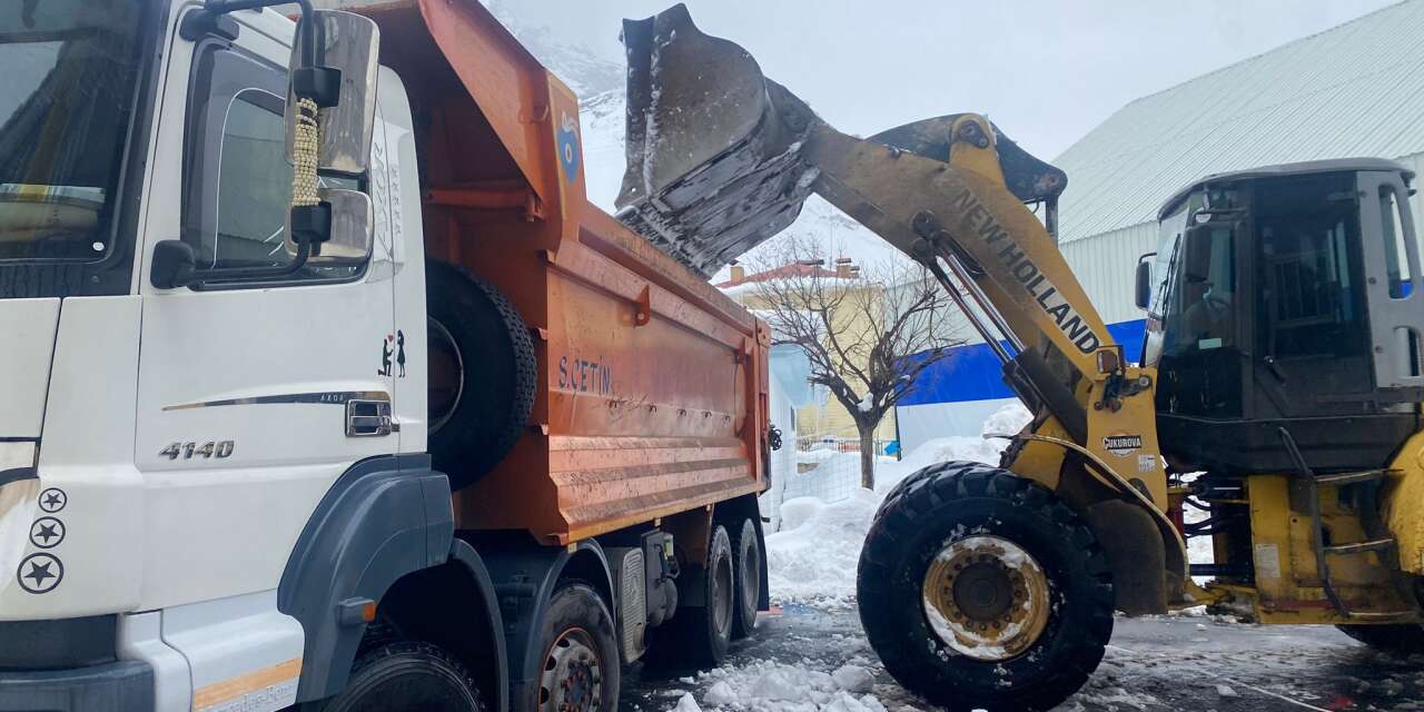 Hakkari’de yoğun karla mücadele sürüyor
