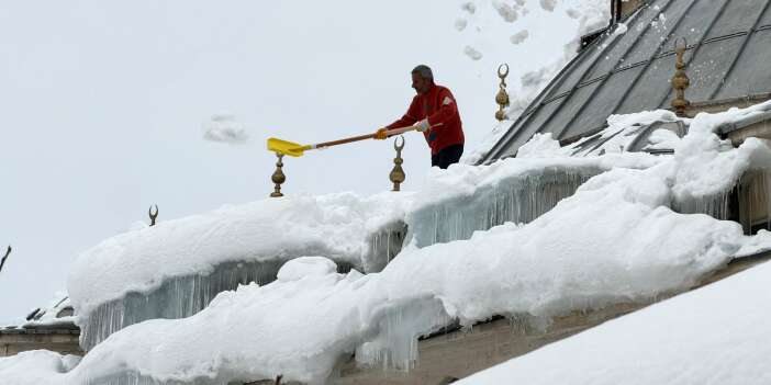 Hakkari’de tehlike saçan Cami çatısı kardan temizlendi