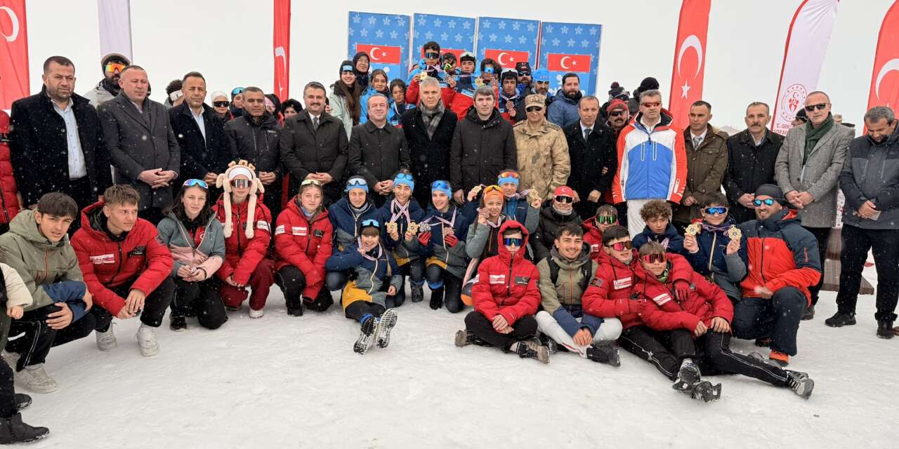 Yüksekova’da 300 sporcu kayakla barış ve kardeşliği yarıştırdı”