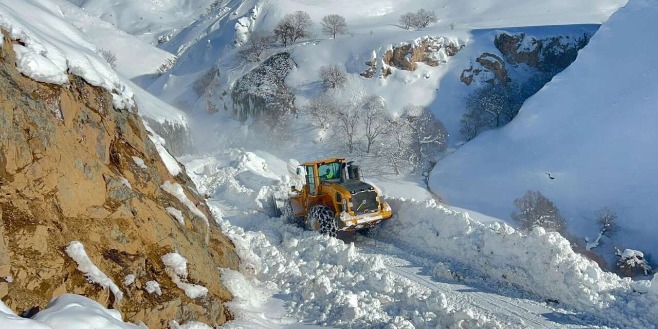 Hakkari'de karla mücadele devam ediyor