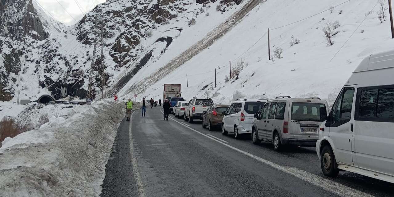 Hakkari-Van Karayoluna çığ düştü